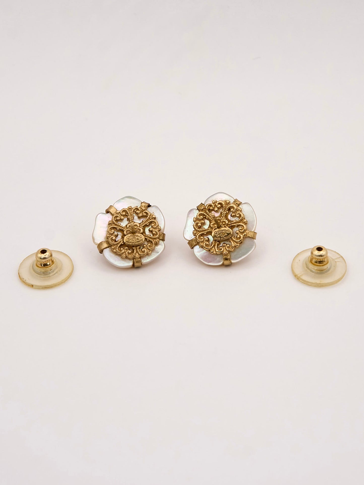 Chanel| mother of pearl camellia earring 01A