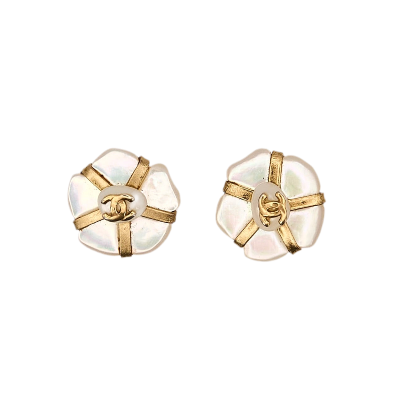 Chanel| mother of pearl camellia earring 01A