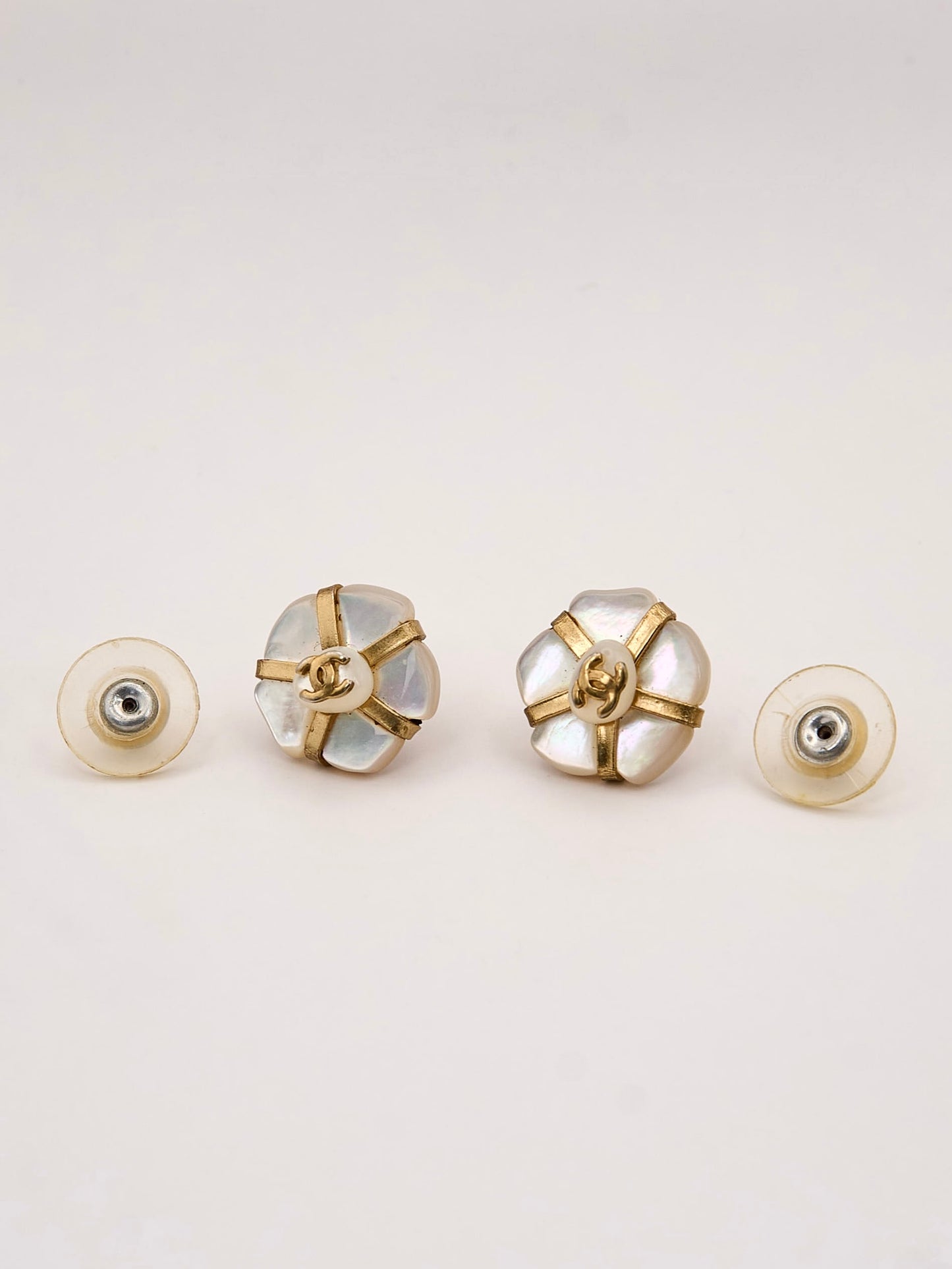 Chanel| mother of pearl camellia earring 01A