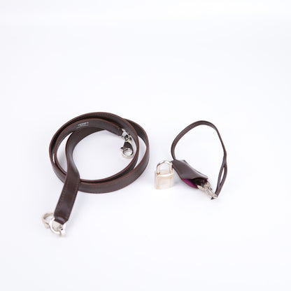 Hermes Kelly 32 Handbag in Box Calf Chocolate/Cyclamen 2005, Shoulder strap, Cadena and Clochette