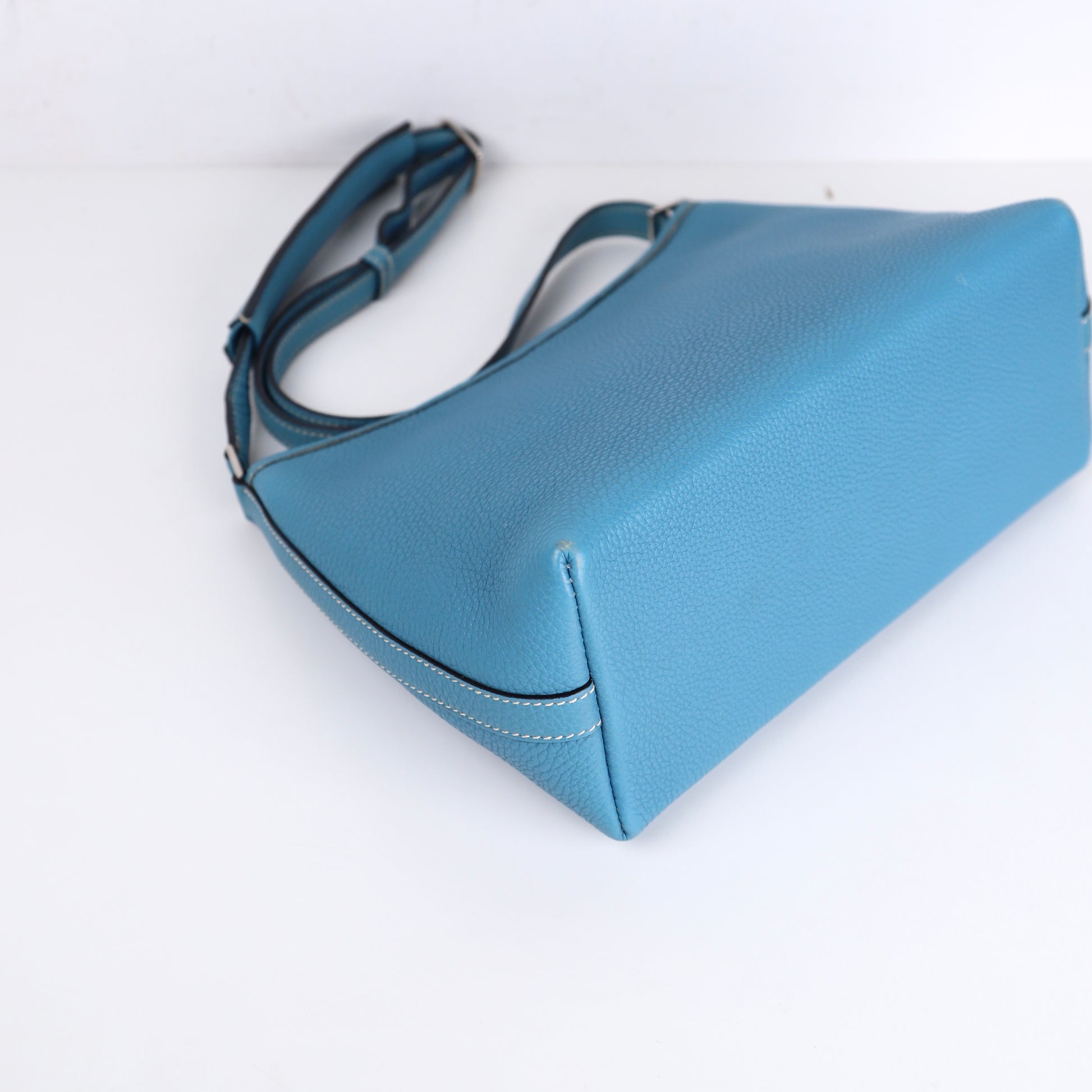 Hermes Berlingot Shoulder Bag in Togo Blue Jean 2003，corner4