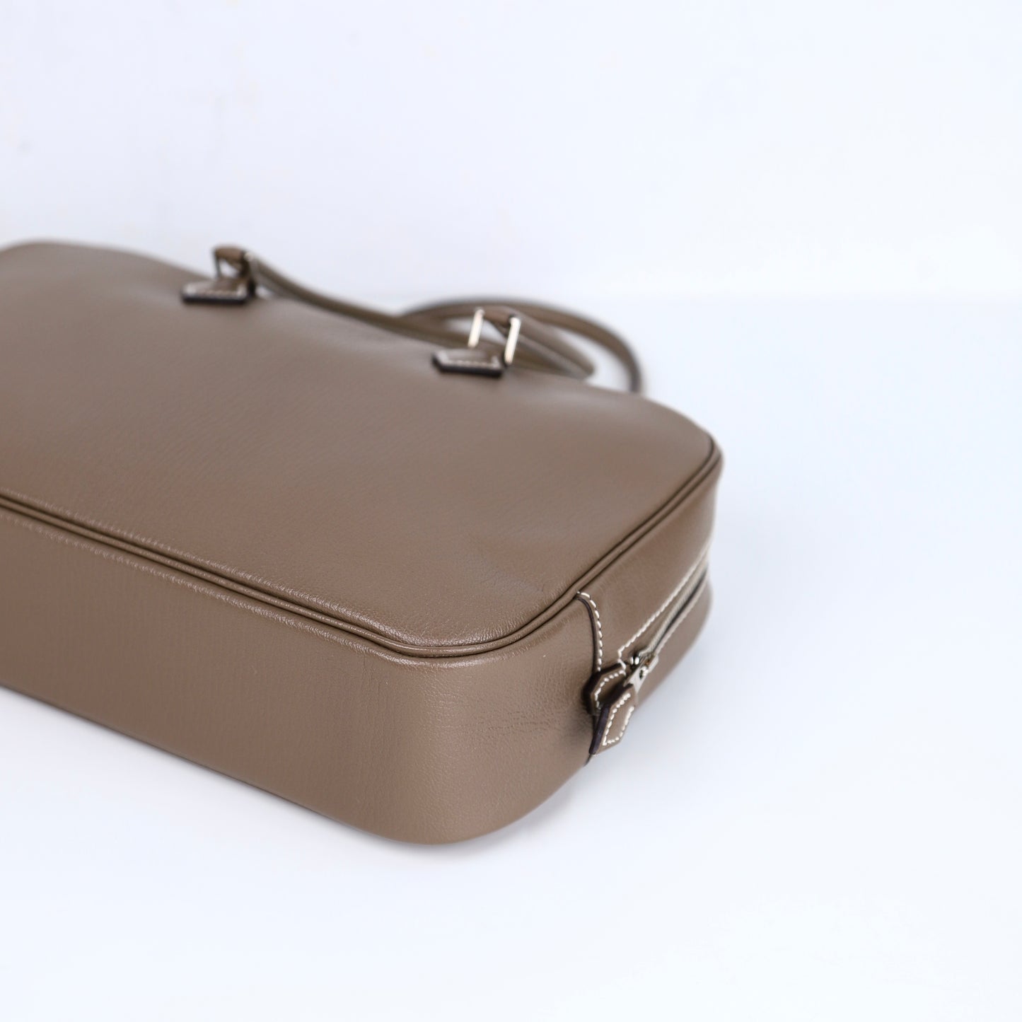 Hermes Plume elan 28 Handbag in Etoupe Chevre/Mysore 2016,corner4