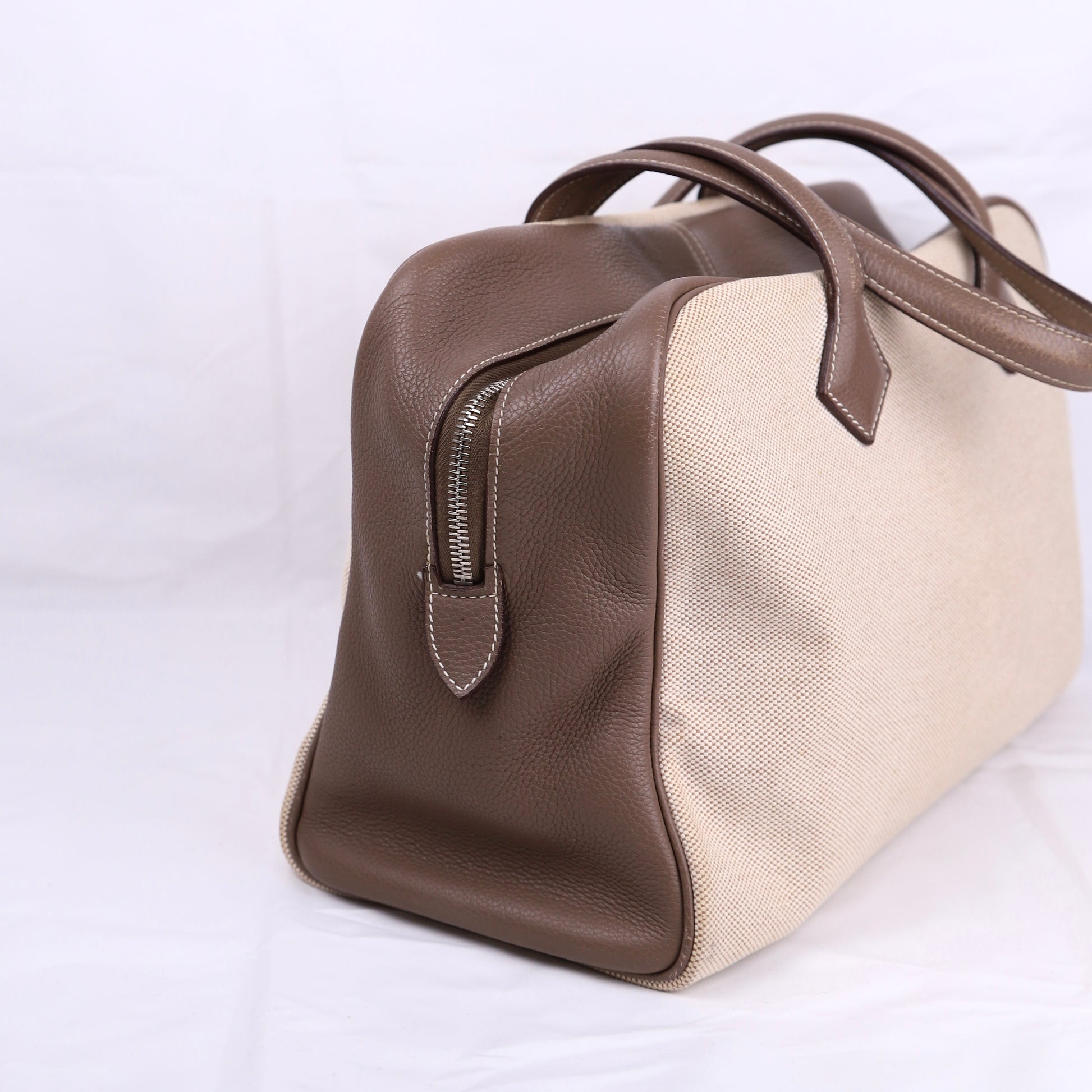 Hermes Victoria 35 Handbag in Taurillon Clemence/Toile Etoupe ,right side view 