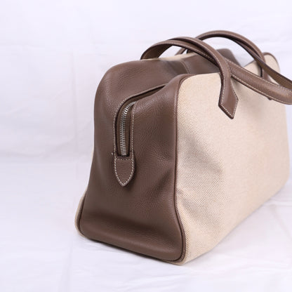 Hermes Victoria 35 Handbag in Taurillon Clemence/Toile Etoupe ,right side view 