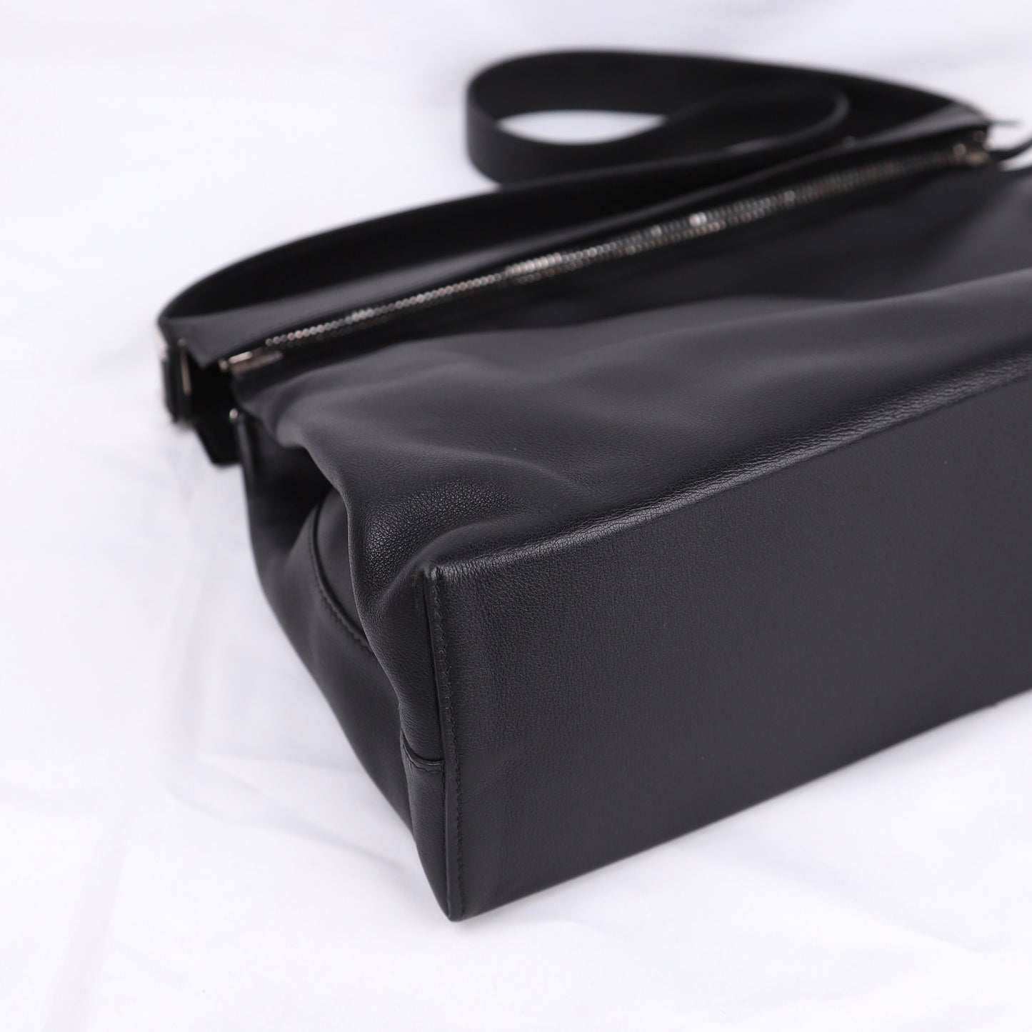 Hermes Yeoh Bag Shoulder bag in Gulliver Black 2001, corner1
