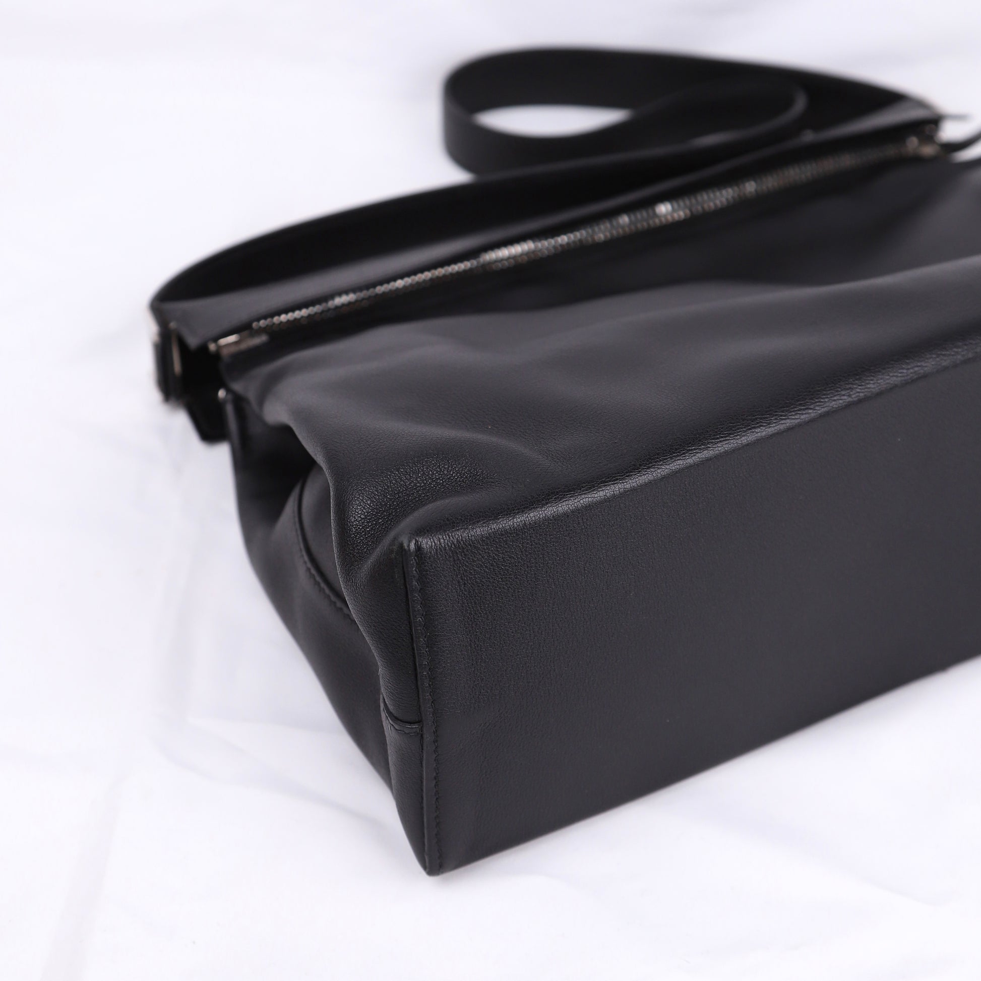 Hermes Yeoh Bag Shoulder bag in Gulliver Black 2001, corner1