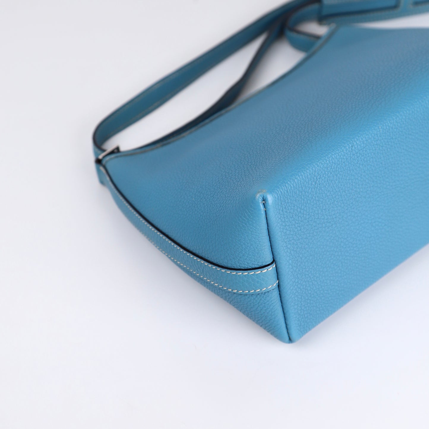 Hermes Berlingot Shoulder Bag in Togo Blue Jean 2003，corner1