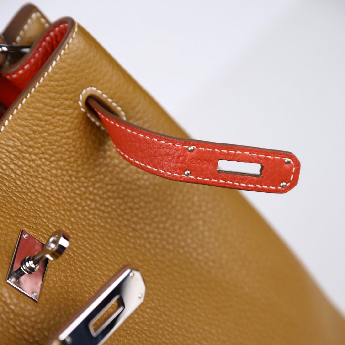 Hermes｜ So Kelly 22 Handbag Kraft/Sanguine Taurillon Clemence 2011