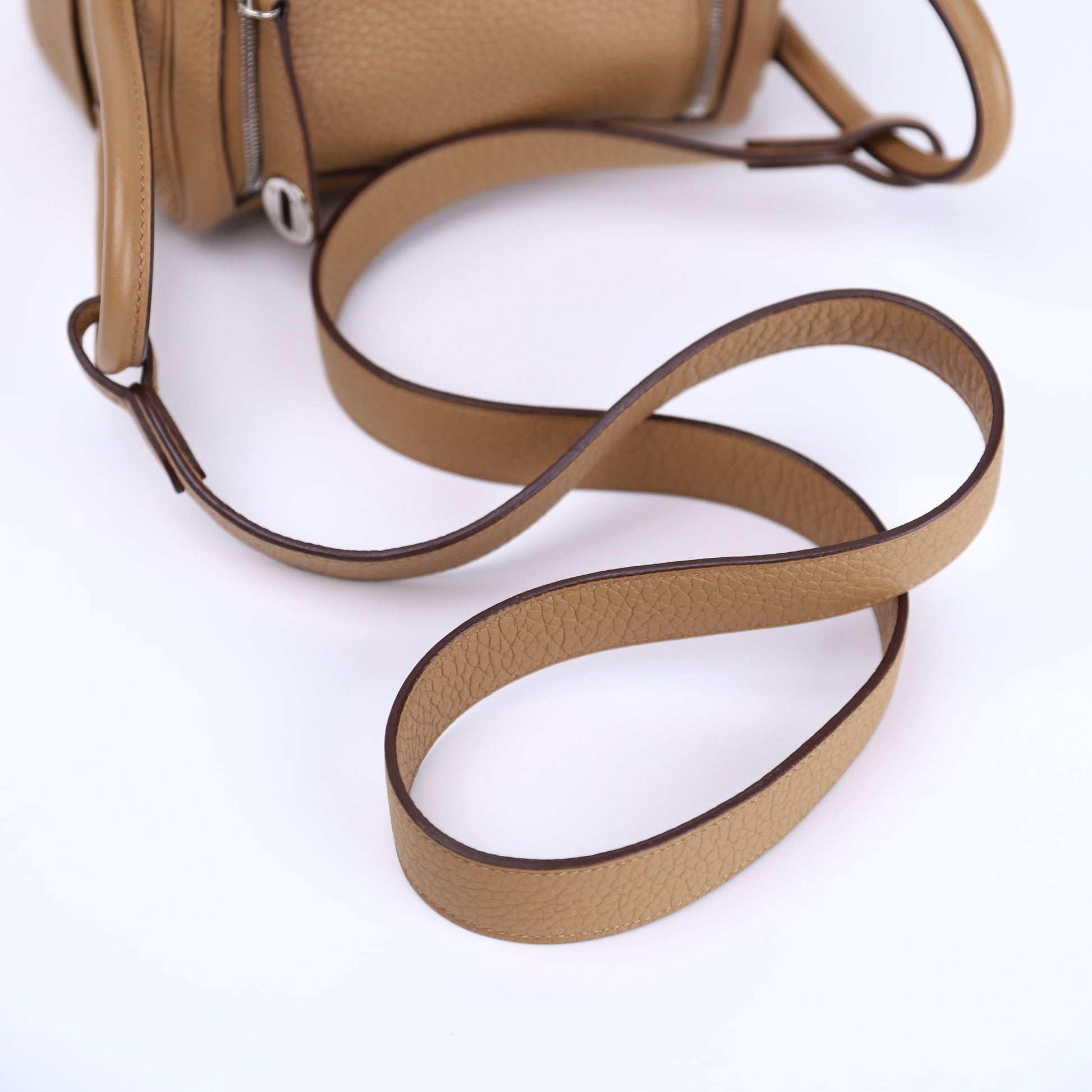 Hermes Lindy Mini in Biscuit Taurillon Clemence Shoulder Bag 2023, shoulder strap