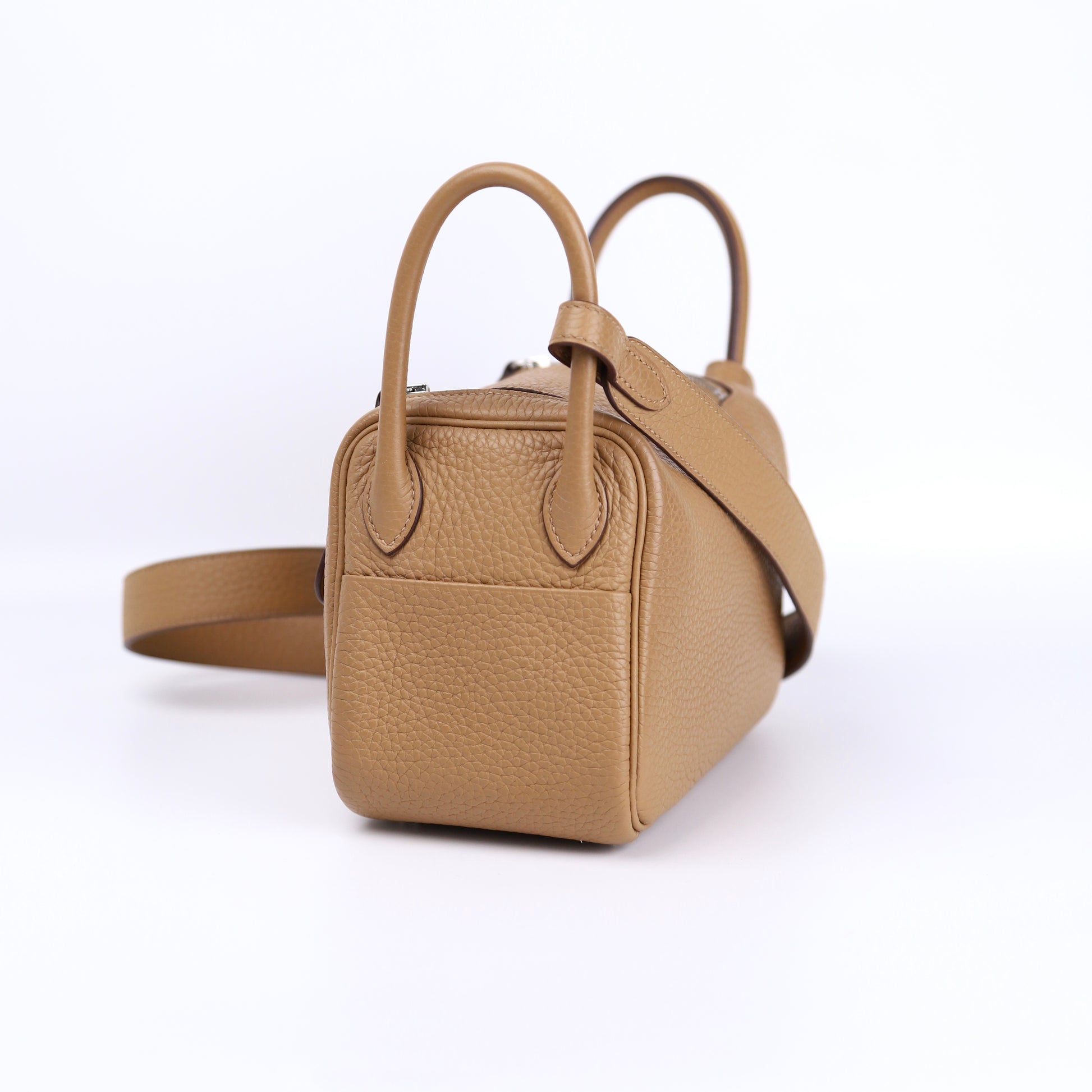 Hermes Lindy Mini in Biscuit Taurillon Clemence Shoulder Bag 2023, right side
