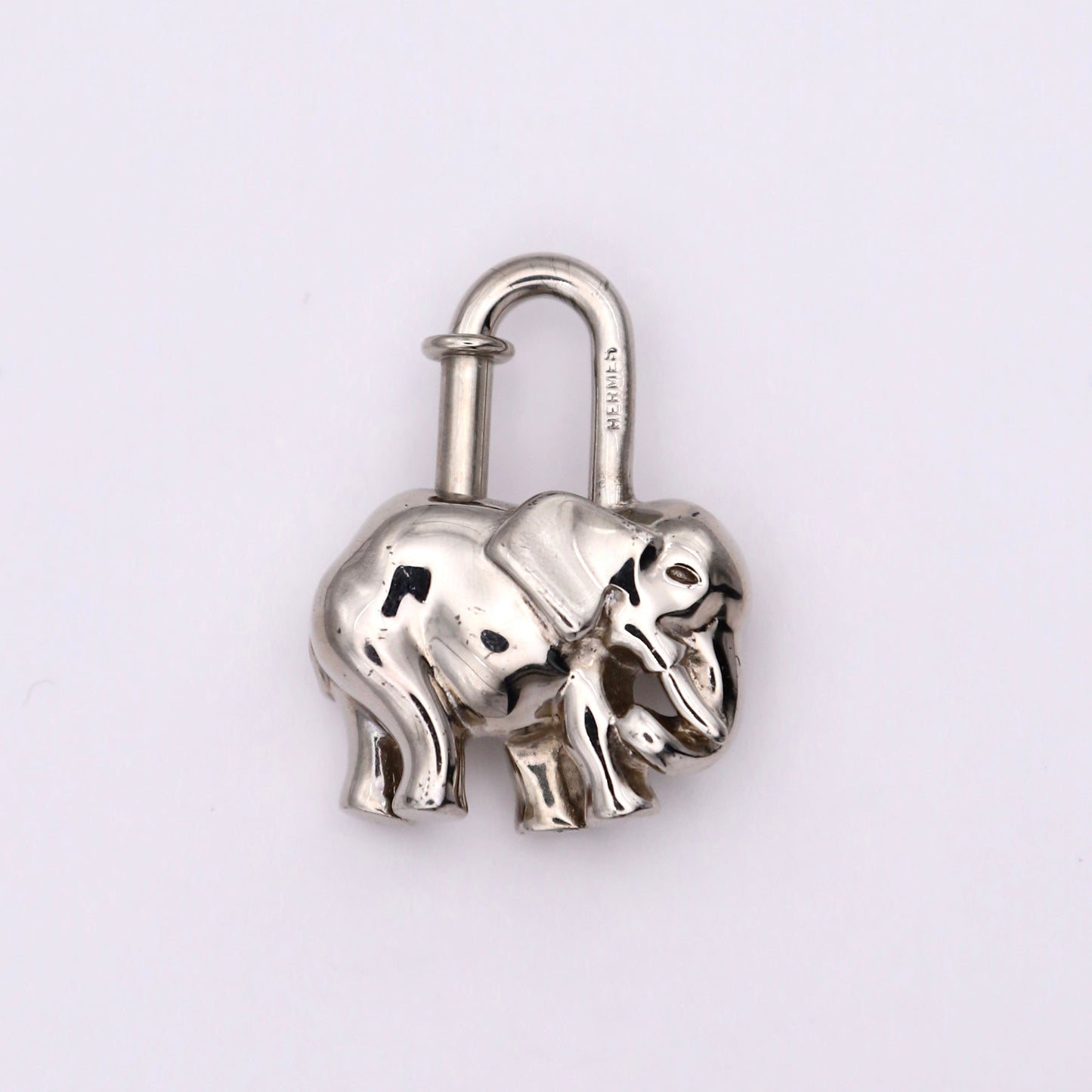 Hermes 1997 Limited Elephant Cadena Padlock Palladium Plated，back view，logo