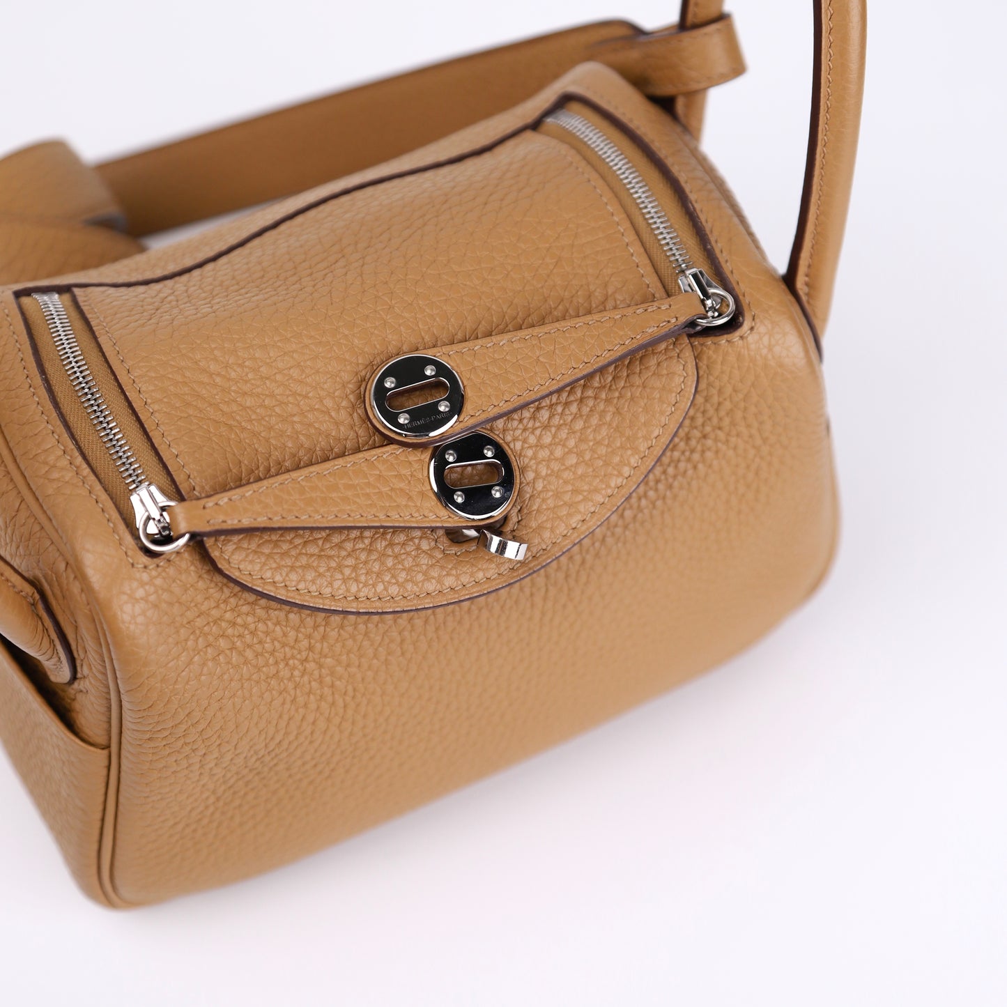 Hermes Lindy Mini in Biscuit Taurillon Clemence Shoulder Bag 2023, hardware 