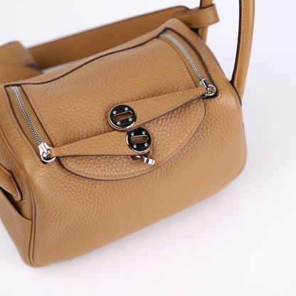 Hermes Lindy Mini in Biscuit Taurillon Clemence Shoulder Bag 2023, hardware 