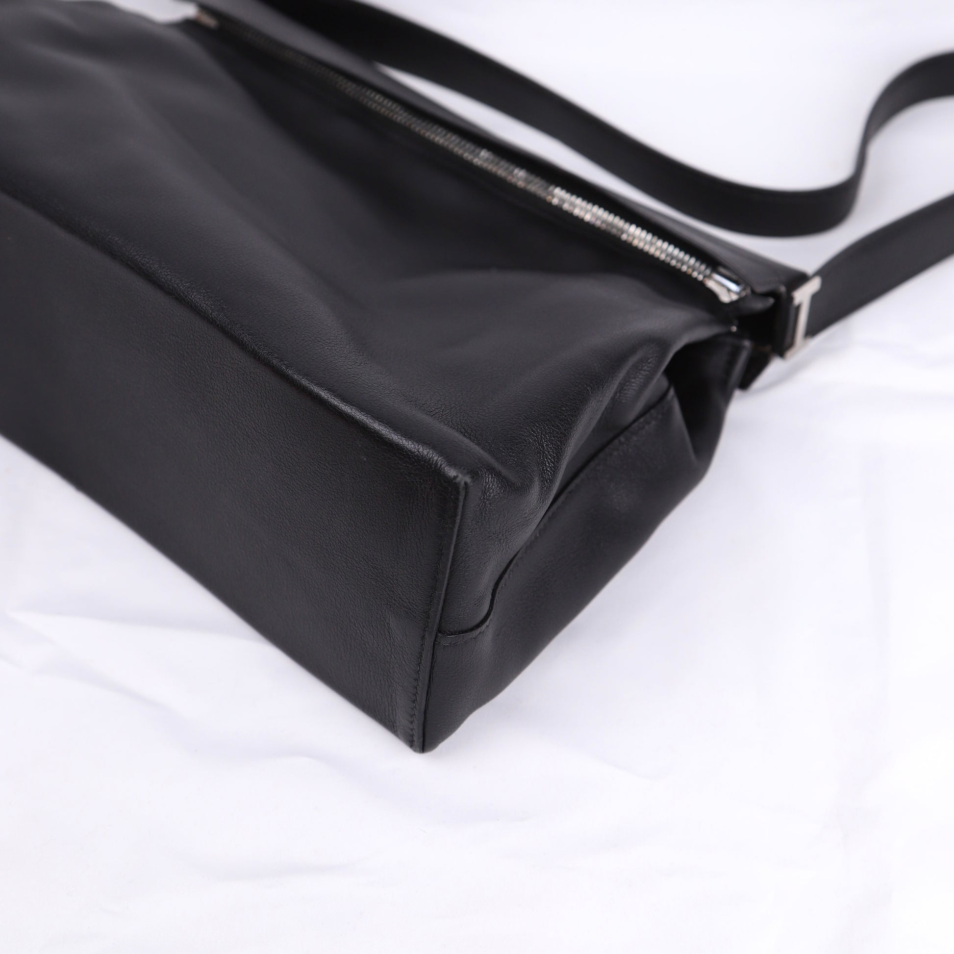 Hermes Yeoh Bag Shoulder bag in Gulliver Black 2001, corner2