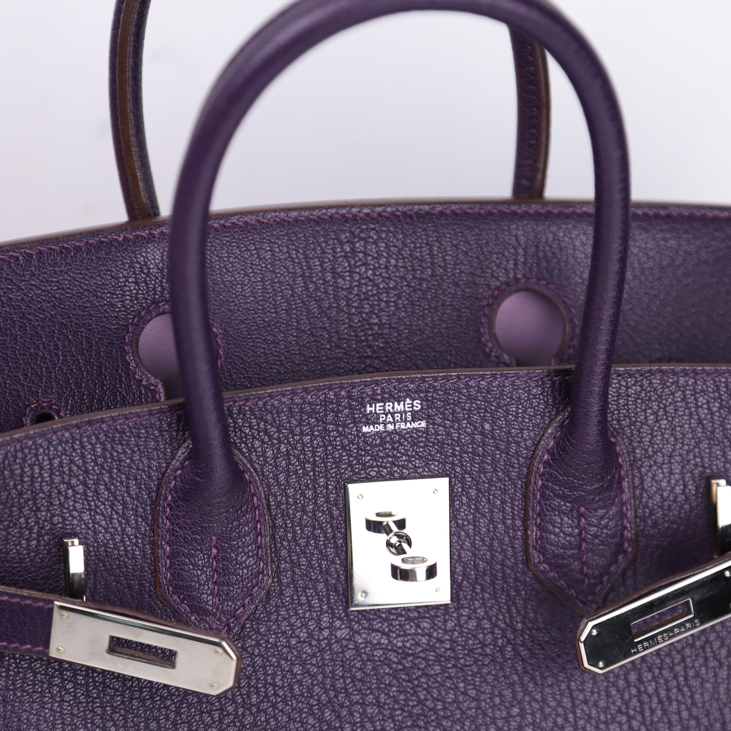 Hermès Birkin 30 Handbag in Chèvre Raisin/Lilas, logo
