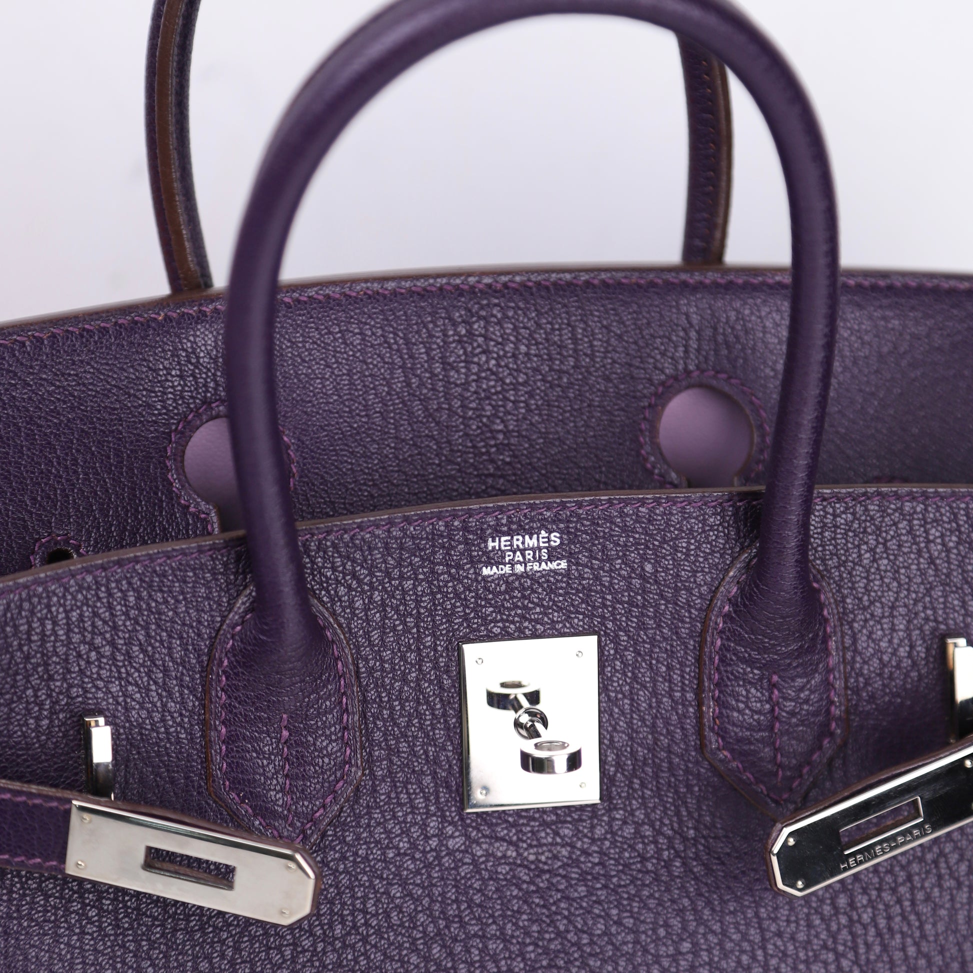 Hermès Birkin 30 Handbag in Chèvre Raisin/Lilas, logo