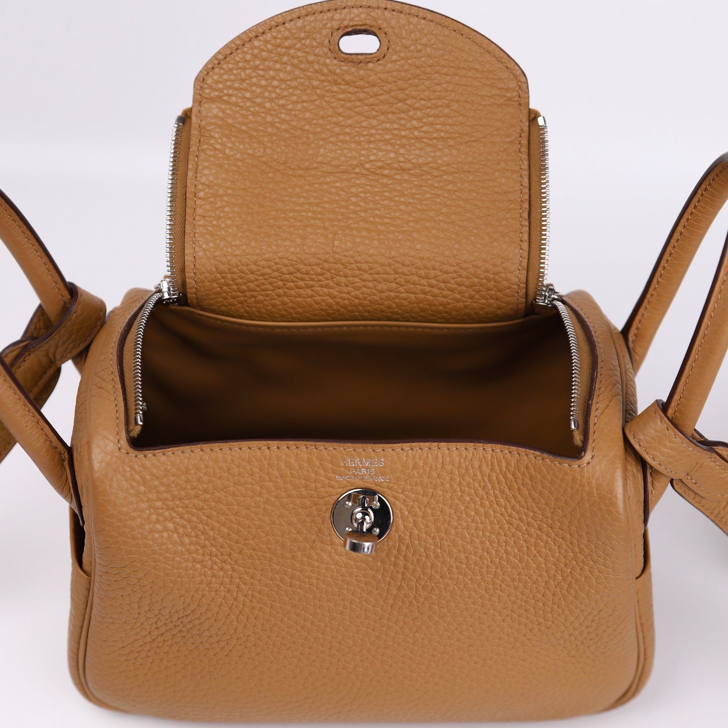 Hermes Lindy Mini in Biscuit Taurillon Clemence Shoulder Bag 2023, logo