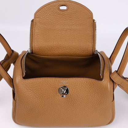 Hermes Lindy Mini in Biscuit Taurillon Clemence Shoulder Bag 2023, logo